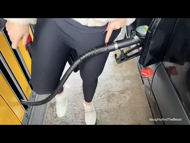 Vorsicht, einmal volltanken bitte! Publicpiss