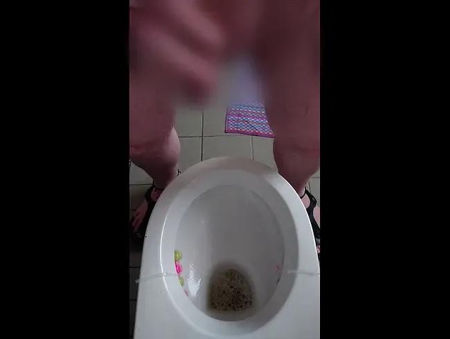 Nylonjunge pisst am Morgen von Neujahr