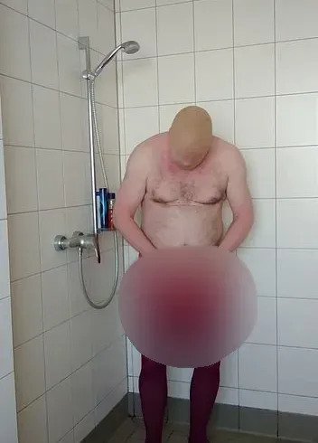 Strumpfhose und Inkontinenzhose in der Dusche