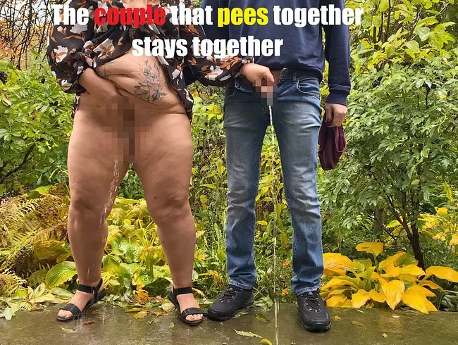 Das Paar, das zusammen pinkelt, bleibt zusammen