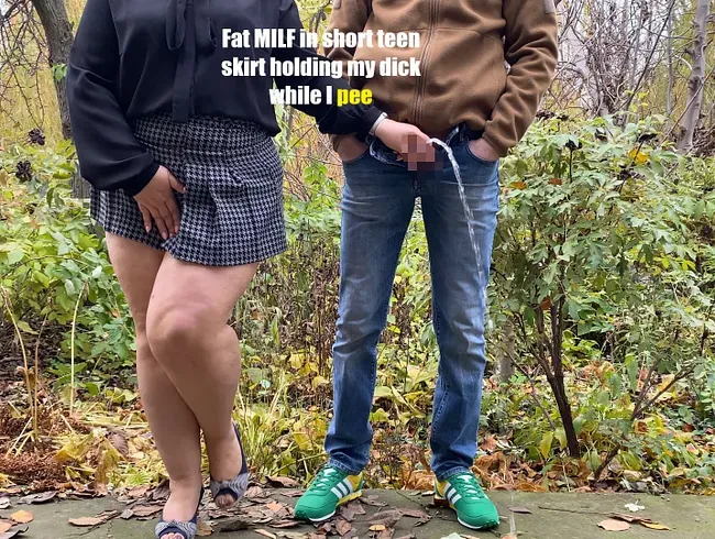 Fette MILF im kurzen Teenie-Rock hält meinen Schwanz, während ich pinkle