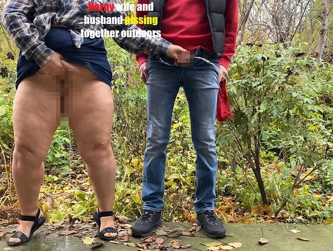 Geile Ehefrau und Ehemann pissen zusammen im Freien