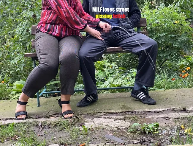 MILF liebt Straßenpiss-Fetisch