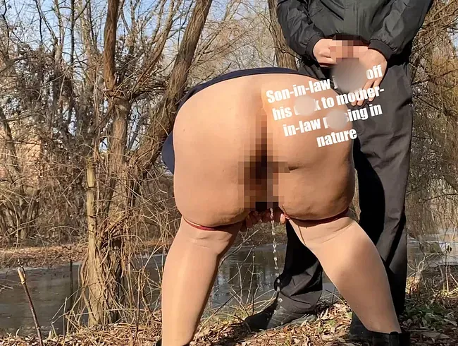 Schwiegersohn wichst Schwanz der Schwiegermutter beim Pissen in der Natur