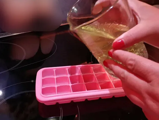 Frau Pee macht Eiswürfel