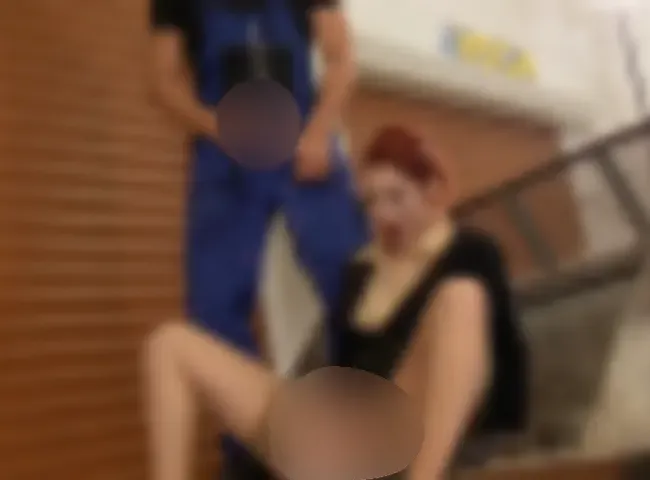 Lagerist spaltet mein Fötzchen und pisst mich voll!!!!!!!!!