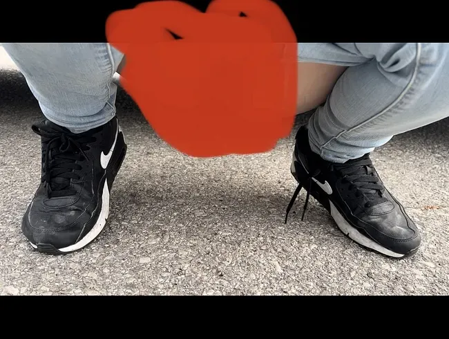 Neben das auto gepisst