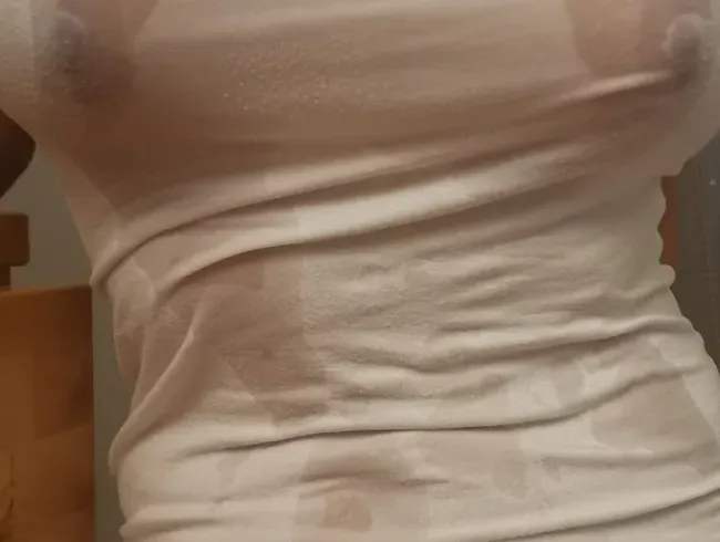 Er pisst ihr über die Brüste