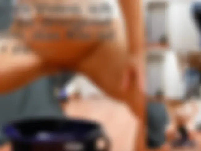 In den Eimer im Flur gepisst und gewichst