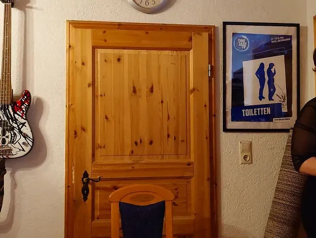 WC besetzt - In Glaskelch gepisst