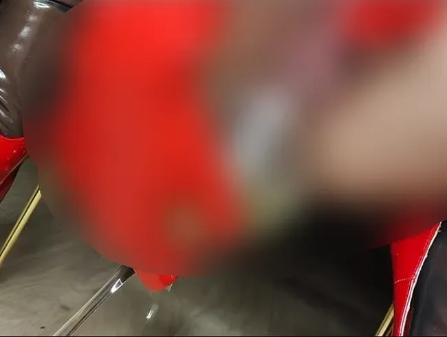 Latexgöttin furzt, pustet und pisst für dich