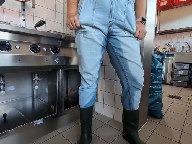 Jeanspiss auf Arbeit und in Gummistiefel .