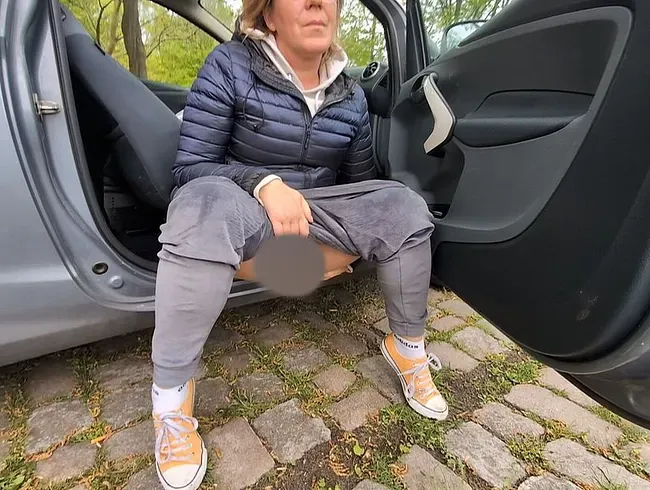 Pissen aus dem Auto . Mein erster outdoor Piss dies Jahr.