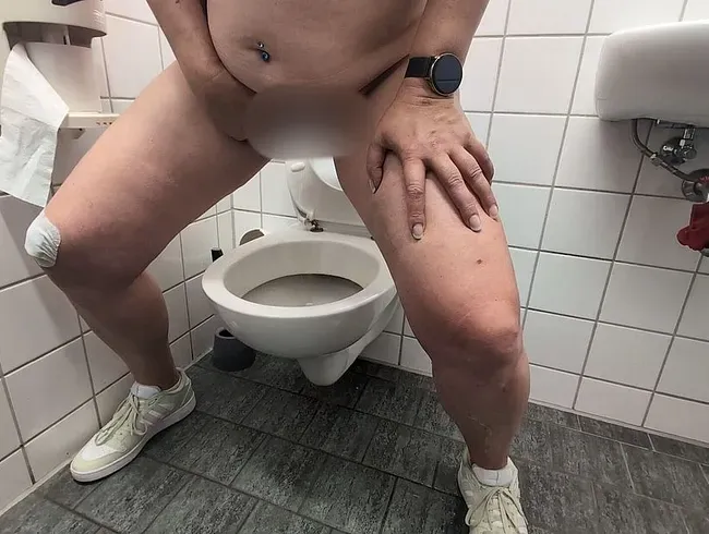 Pissen in stehen auf der Toilette .