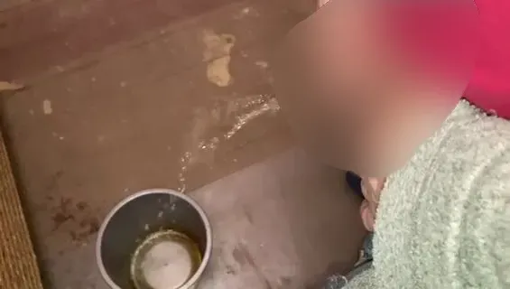 Im Lager in einen Eimer gepisst