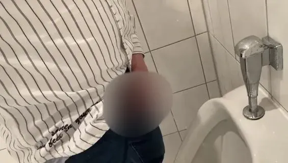 Sunny auf dem Männerklo während der Familenfeier