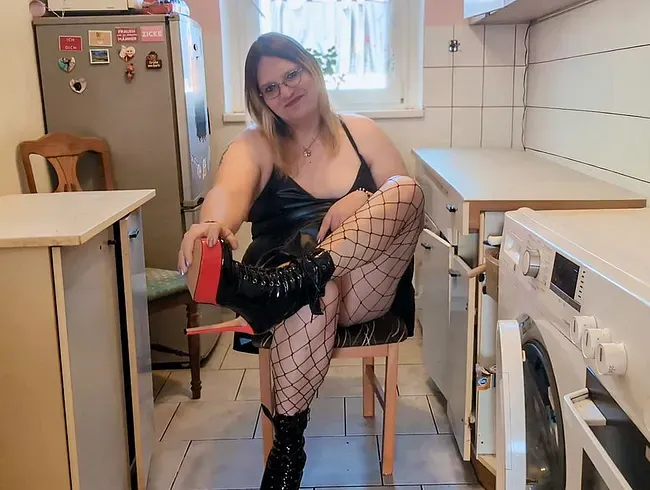 Im Lederkleid vor mir auf die Knie… ich bestimme was passiert ??