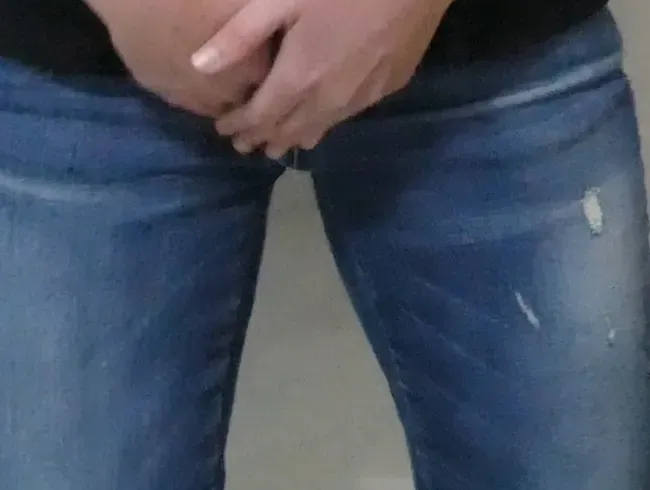 Oh Shit...Mia hält es einfach nicht mehr aus und pisst in ihre Jeans, das ist noch NIE passiert!