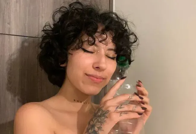 Herausforderung: Wie viel Pipi passt in die Flasche, ohne dass etwas verschüttet wird?