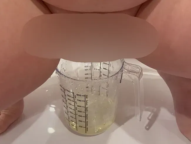 Ich habe in einen Messbecher gepinkelt !!! Omg seht selbst