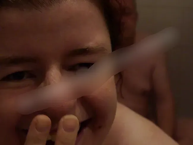 Der Sklave bekommt eine Dusche von Herrin Sanne!!!