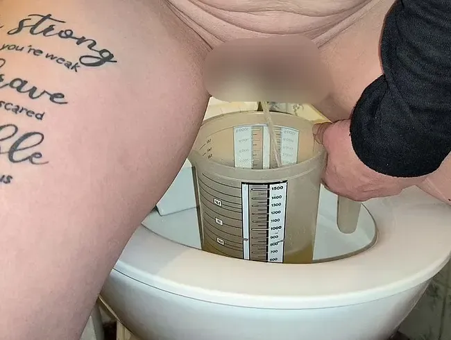 Neuer Versuch Messbecher pissen