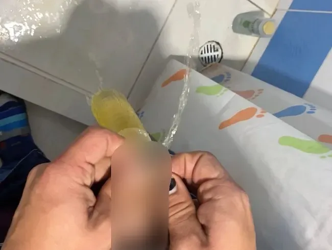 ZUM ERSTEN MAL IN EIN KONDOM PINKELN!!!!