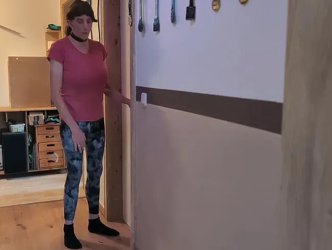 Sina hat sich vor der Toiletten tür ein gepullert weil besetzt war