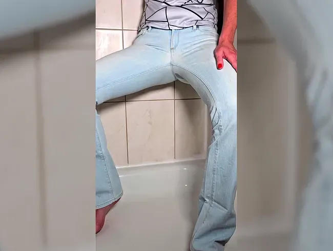 JEANSPISS Ich pisse in meine helle Jeans für dich Wunschvideo