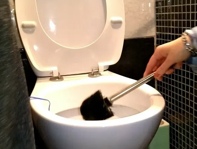 Das Reinigen der Toilettenschüssel kann anstrengend sein