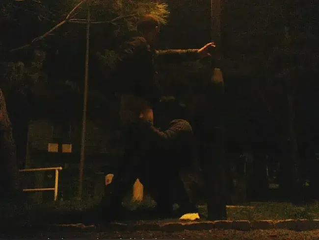 Die Frau einer Schlampe trinkt in einem öffentlichen Park schamlos Pisse und Sperma