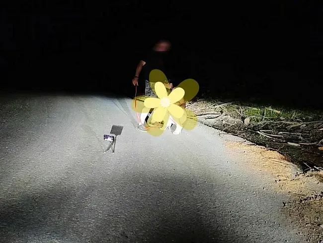 Ein gutes Beispiel für eine gehorsame Sexspielzeug-Toilettenfotze mit drei Löchern, die alle überleg