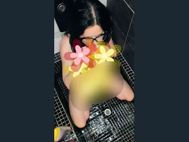 Für diese blöde Fotze gibt es keinen anderen Nutzen, als dass sie ein atmender Pisstopf ist