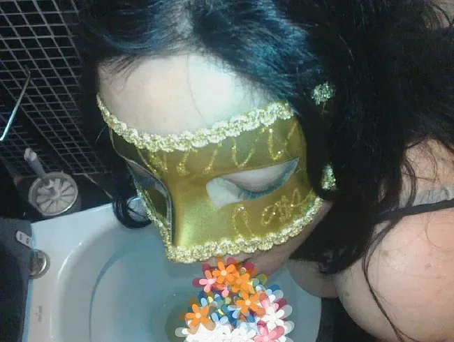 Reinige meinen fetten Schwanz nach dem Pissen