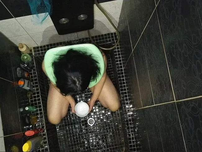 Sexy Ehefrau nimmt enorme Ladung Pisse ins Gesicht