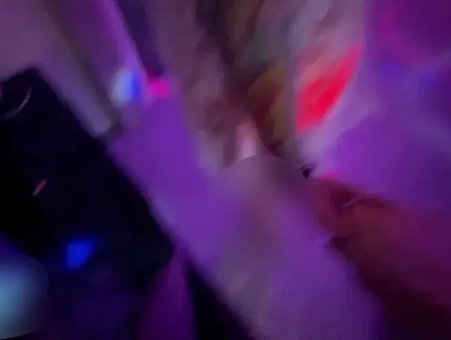 Am Ende der Party mit meinem Mann aufs Klo, erstmal pissen.