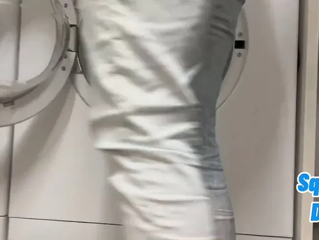 Beim Wäsche machen einfach eingepisst