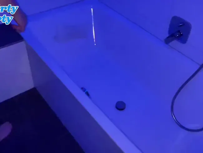 Bluelight war das Thema - auch unter blauem Licht Sicht meine Muschi beim pinkeln einfach geil aus