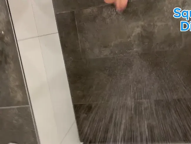Ein kleiner schneller Piss in der Dusche