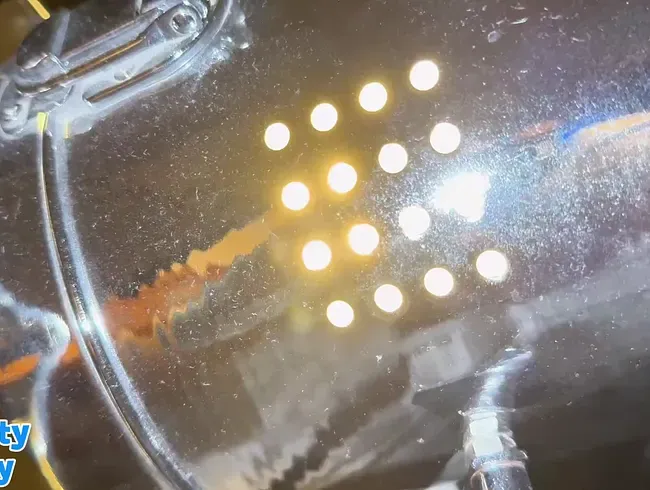 Einfach mal vom Bett mitten ins Zimmer gepisst