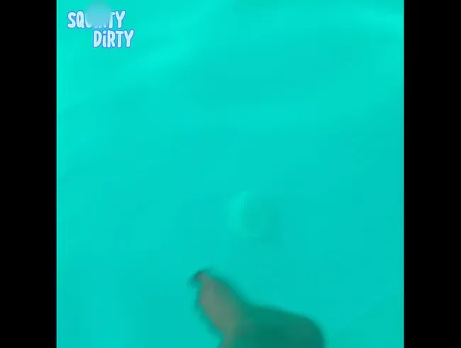 Erst habe ich in unserer Dampfsauna gepisst und dann haben wir in unserem Pool geil gefickt