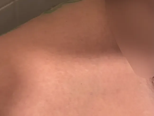 Erst pisst er mir über den Kitzler als ich auf der Toilette sitzte und dann blase ich seinen Schwanz