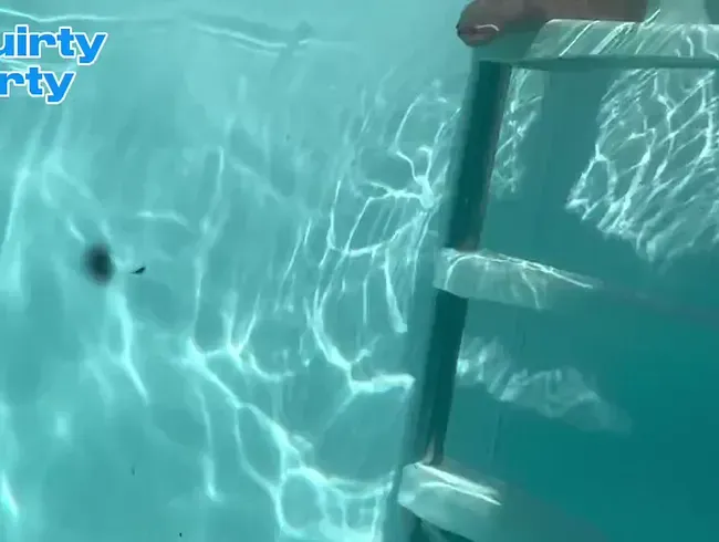 Erst Unterwasser in den Pool gepisst und dann nochmal vom Beckenrand