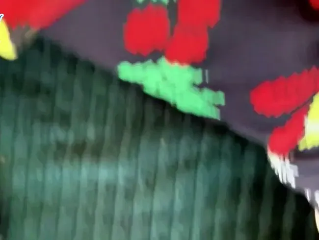 Es macht mich einfach so richtig geil wenn ich ihm über den Schwanz pisse!