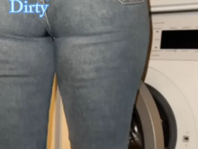 Geiler Jeanspiss im Waschkeller