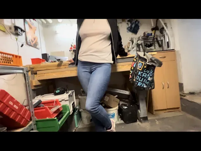 Geiler Jeanspiss in der Werkstatt