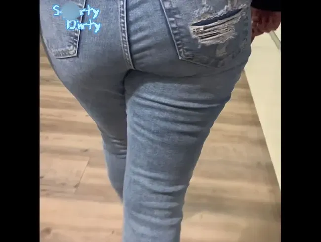 Ich pisse mir in meine Jeans und anschließend wische ich meine Pfütze auf