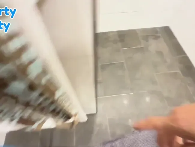 Kurz und knapp! Einfach über seinen Schwanz gepisst!