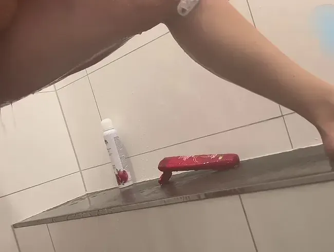 Nahaufnahme von meiner pissenden Pussy mit anschließender Rasur