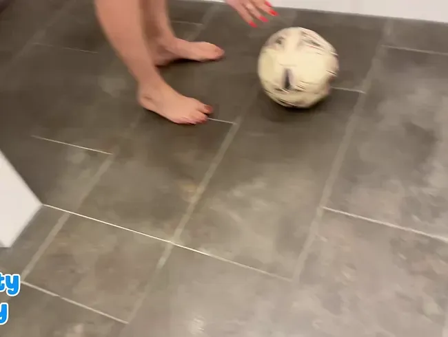 Passend zur Fussball habe ich auch ein bisschen Ball gespielt!